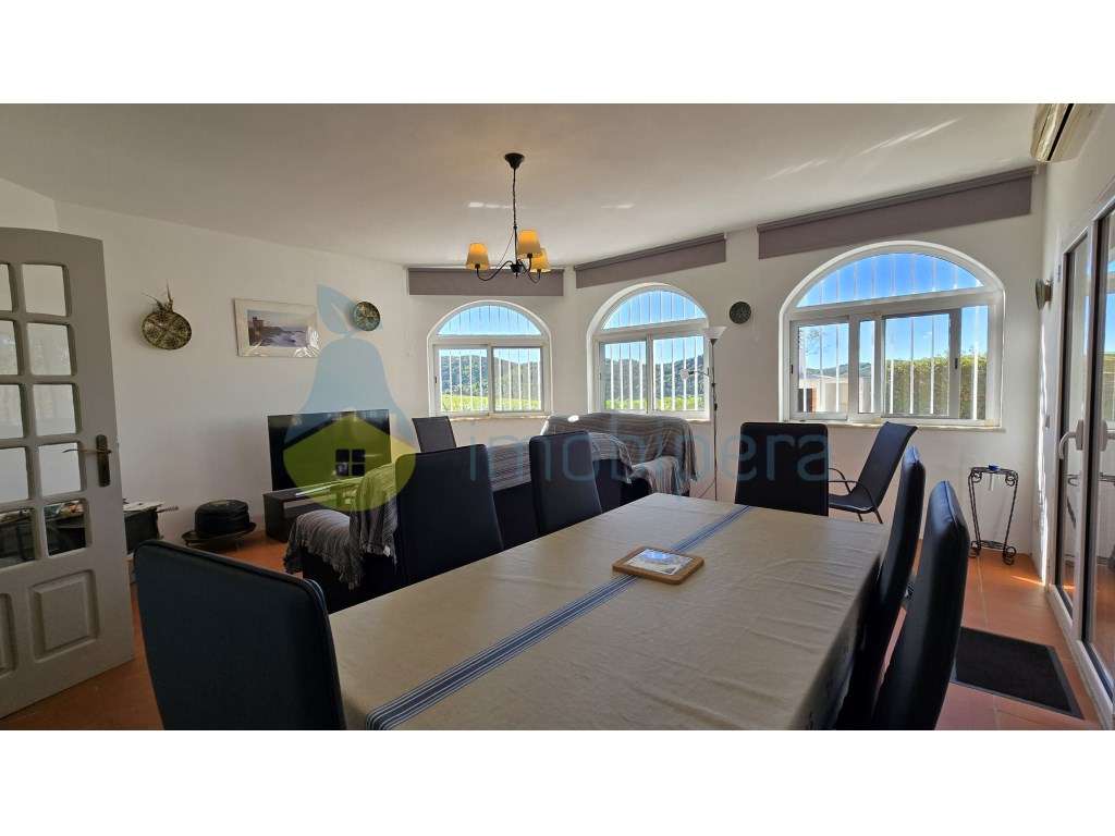 Moradia V4 com piscina e uma vista deslumbrante-3