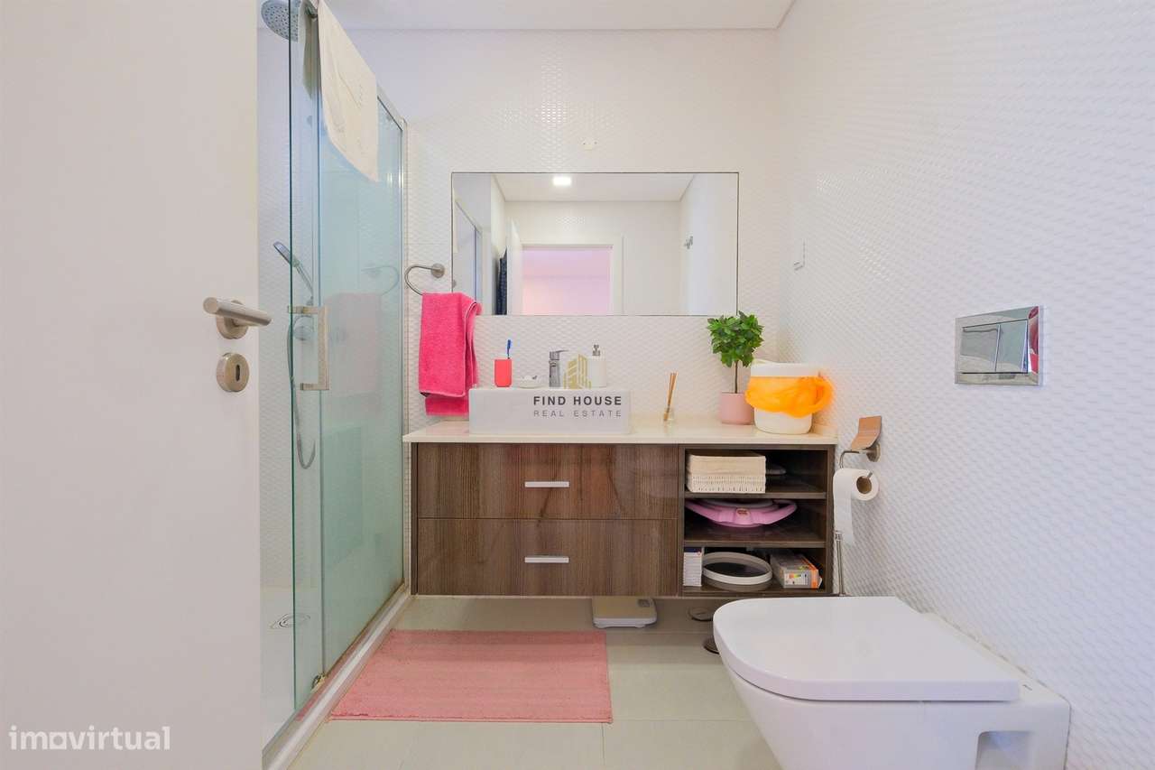Moradia T3 com piscina, jardim e garagem box, na Caparica-26