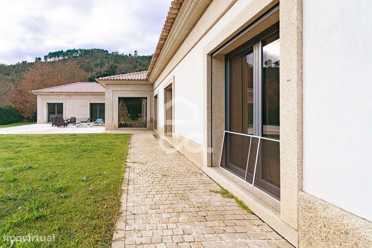 Moradia Térrea de Luxo com Cave | Conforto, Eficiência e Espaço Exteri-17