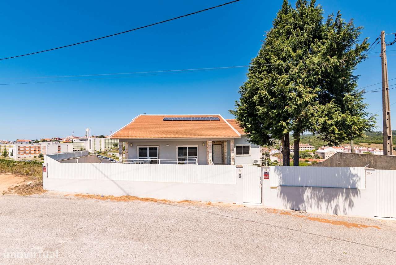 Moradia Espaçosa com Terreno, Vista Desafogada e Excelente Conforto-18