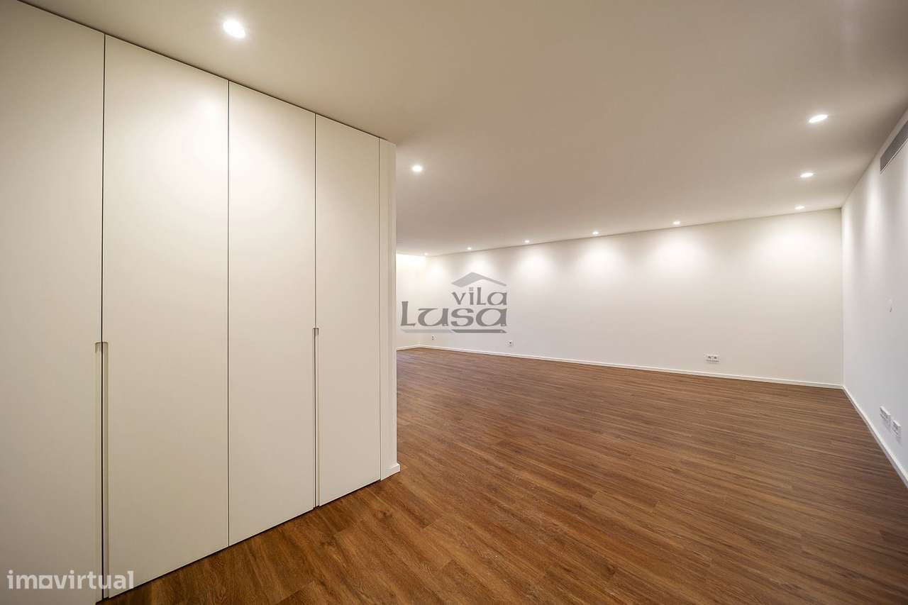 Apartamento T3 com Varanda e 2 Lugares de Garagem na Avenida da Rep... - Grande imagem: 3/30