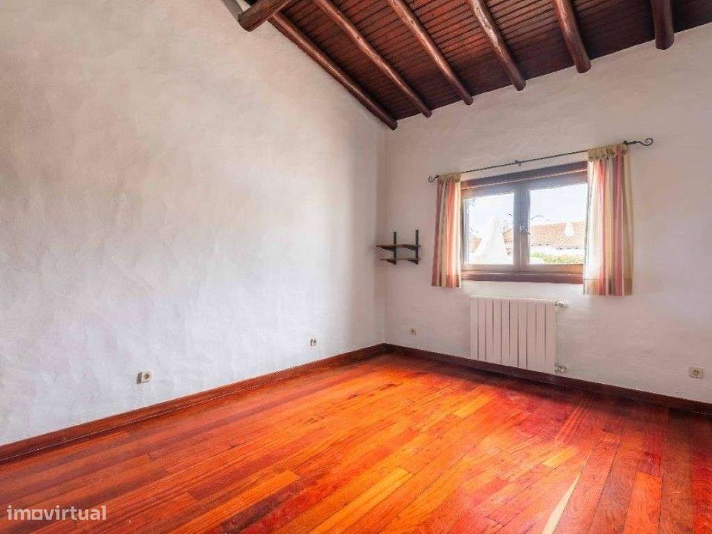 Moradia 5 quartos (V4+1) estilo tradicional com piscina perto do ce...-22