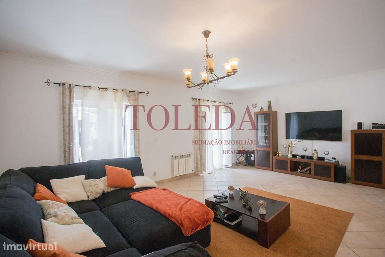 Moradia Isolada T4 em Azeitão com Piscina, Garagem e Churrasqueira-25