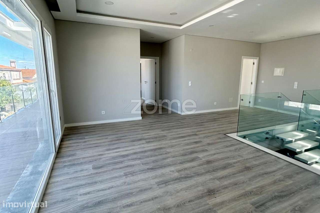 Moradia T4 com piscina, suíte e garagem em Azeitão-33