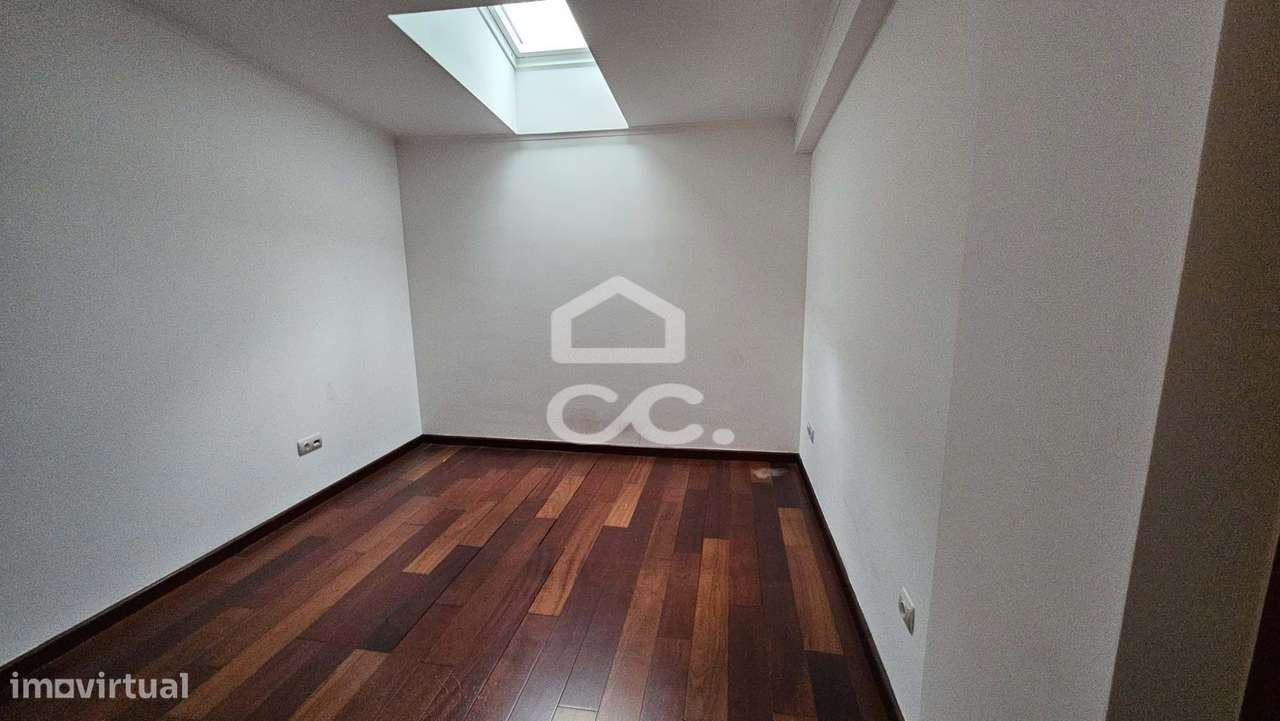 Andar de moradia V3 com terraço, localizada perto da biblioteca-18