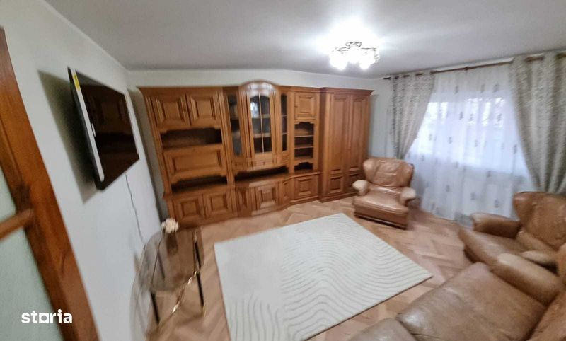 Închiriez 3 camere  400 euro