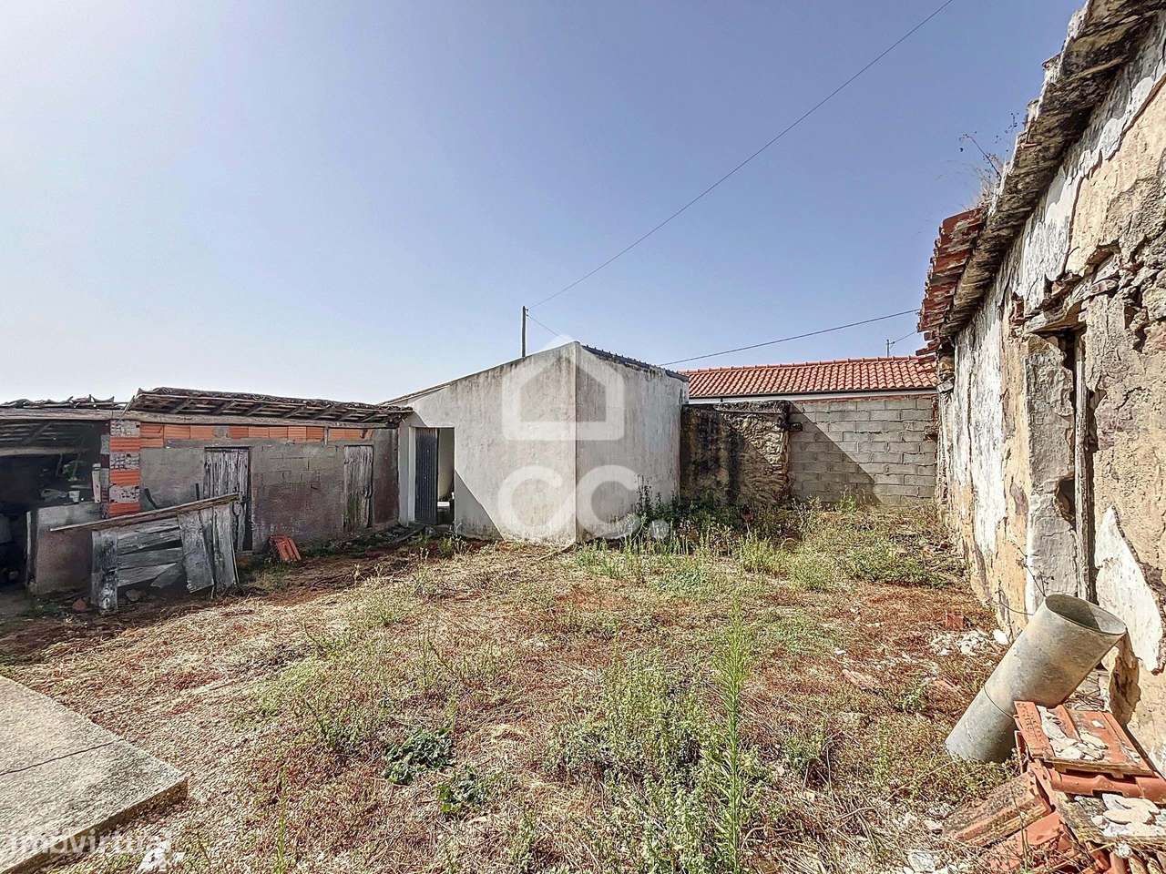 Propriedade mista com ruína e terreno fértil,  localizada nas Antas-9