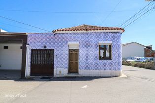 Moradia com quatro quartos, localizada em Cacia, junto aos passadiços.