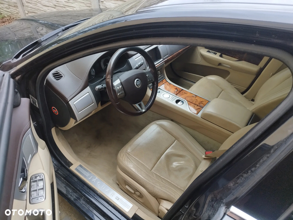 Jaguar XF 4.2 V8 Premium Luxury - 5