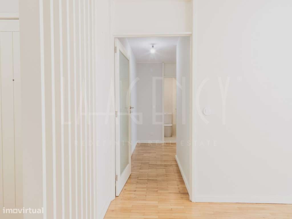 T2 reabilitado, frente à Praça Rainha D. Amélia. - Grande imagem: 4/39