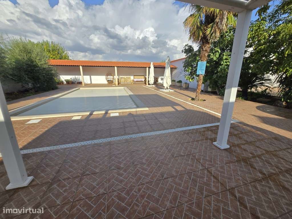 Moradia T5 Moderna com Piscina Aquecida e Garagem para 4 Carros - Grande imagem: 1/44