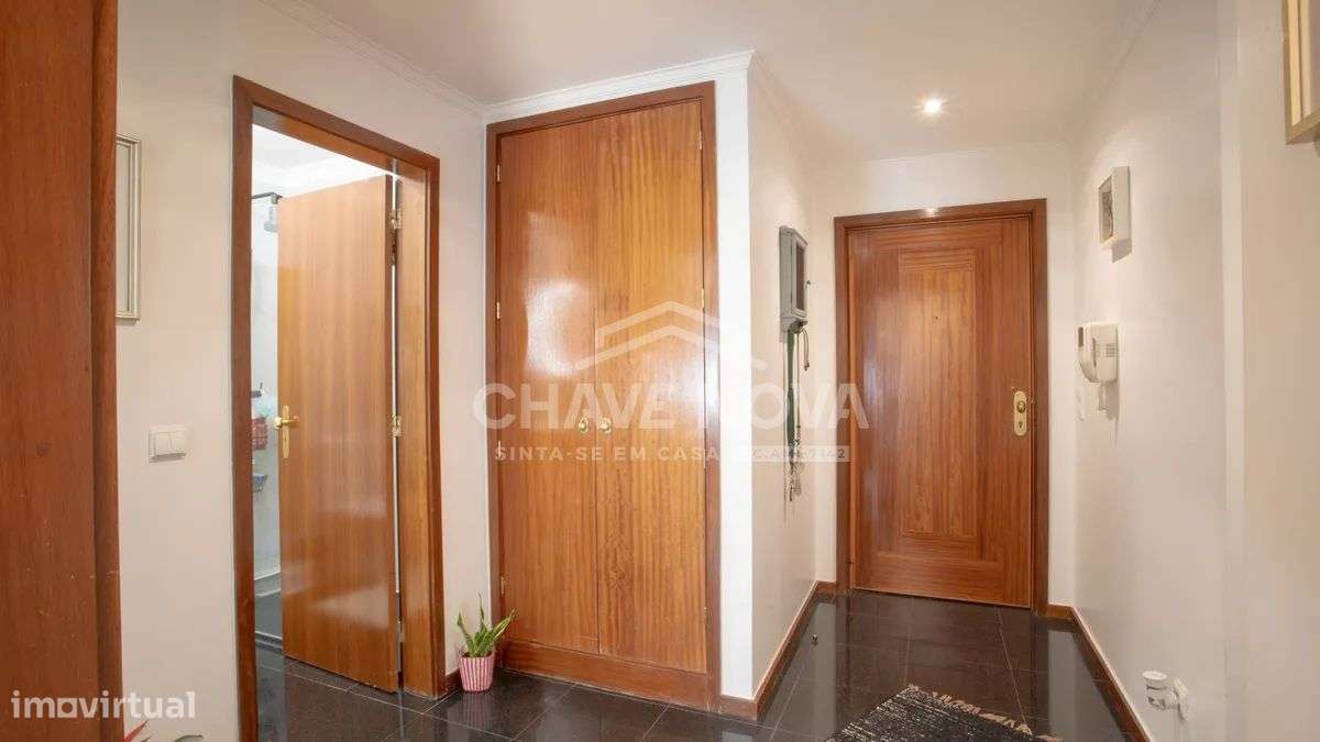 T2 com ótima luz natural, varandas, garagem, arrumos-22