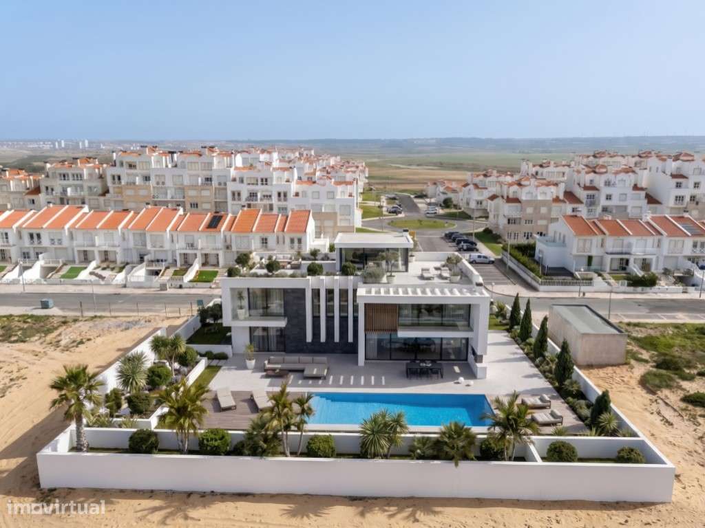 Moradia isolada com piscina apenas a 400 m da praia-11
