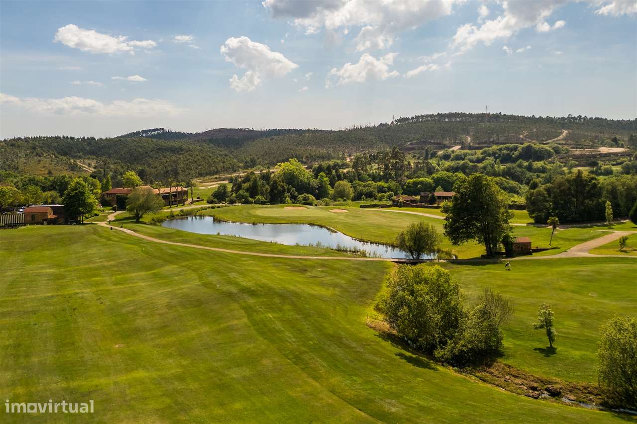 Moradia T4 com piscina, jardim e vista tranquila-30