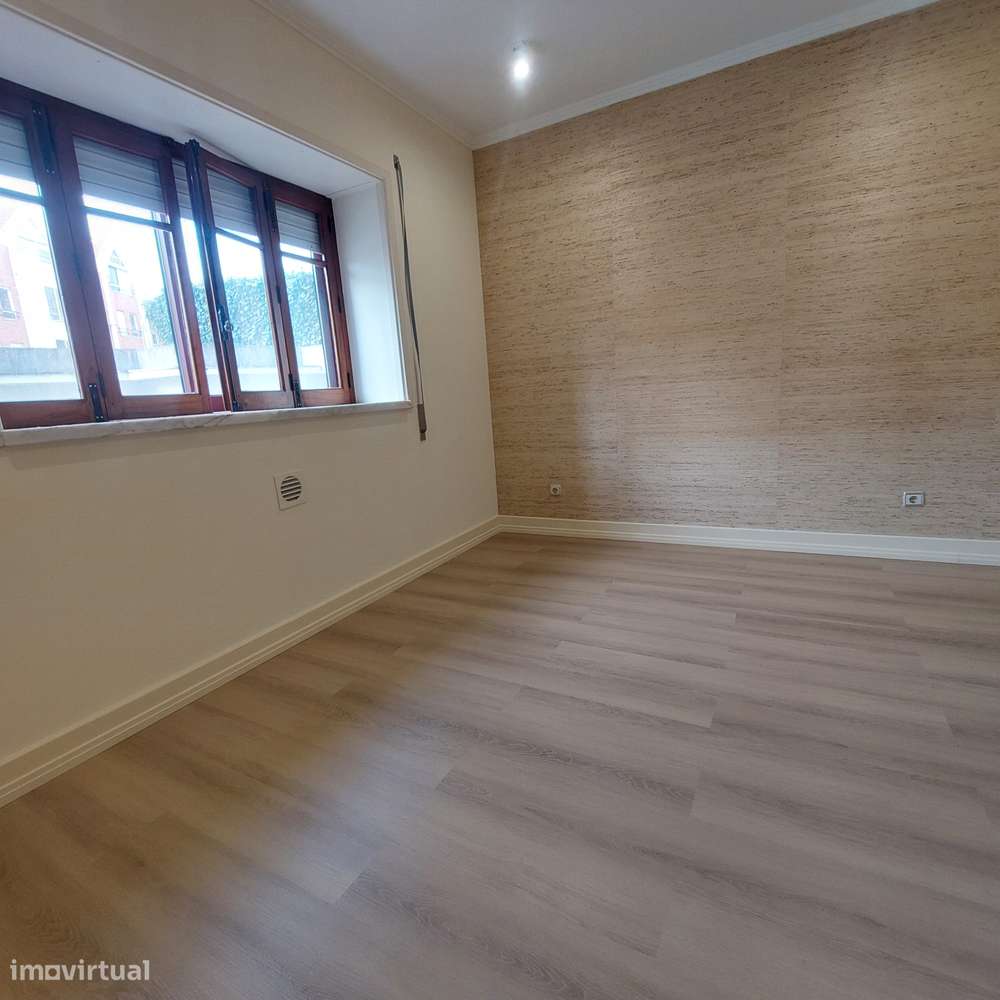 Apartamento T4 com 3 casas de banho e garagem-19