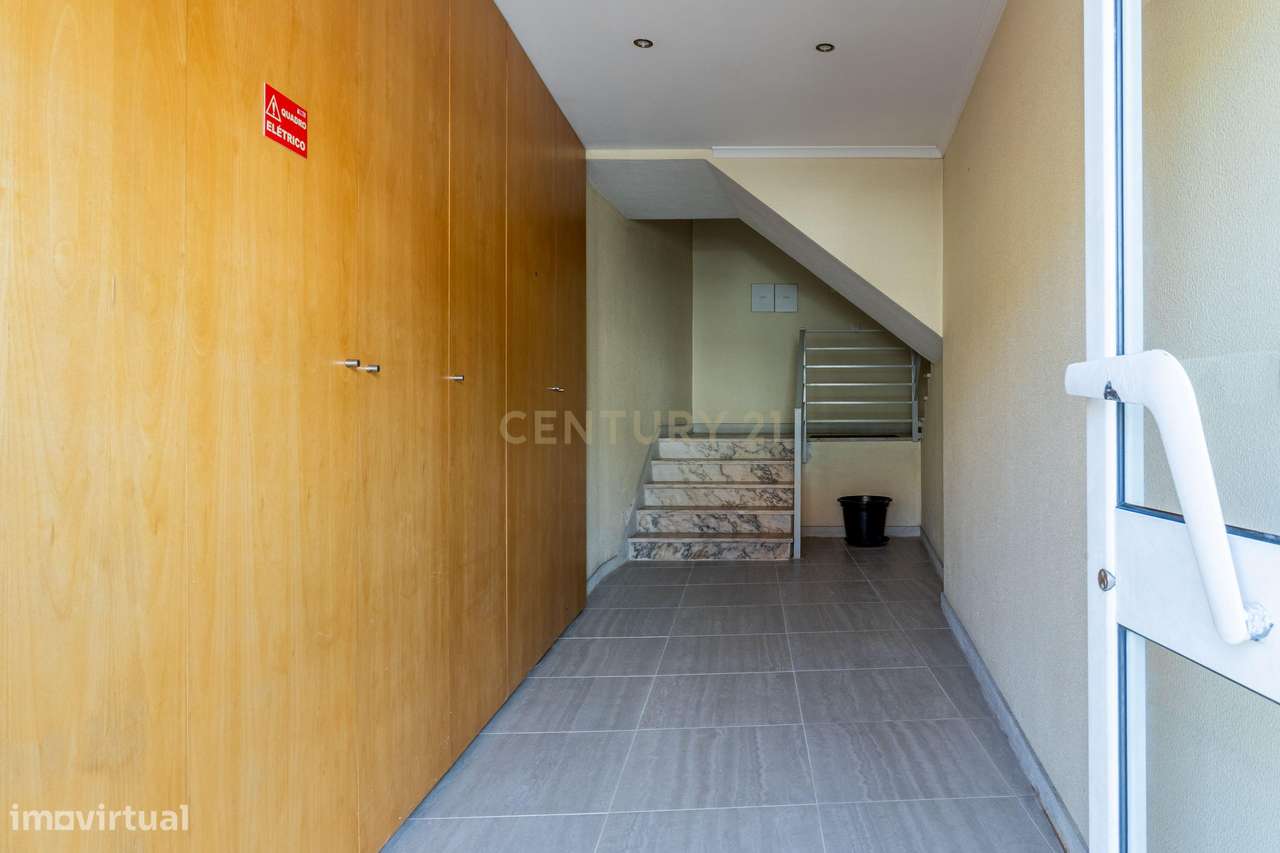 Procura espaço e conforto? Veja este T4 Duplex-31