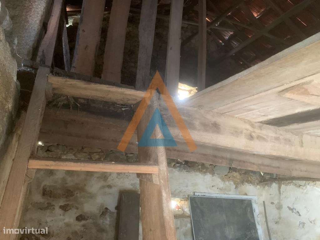 Casa Rústica com imenso potencial mesmo no centro de Romariz-10