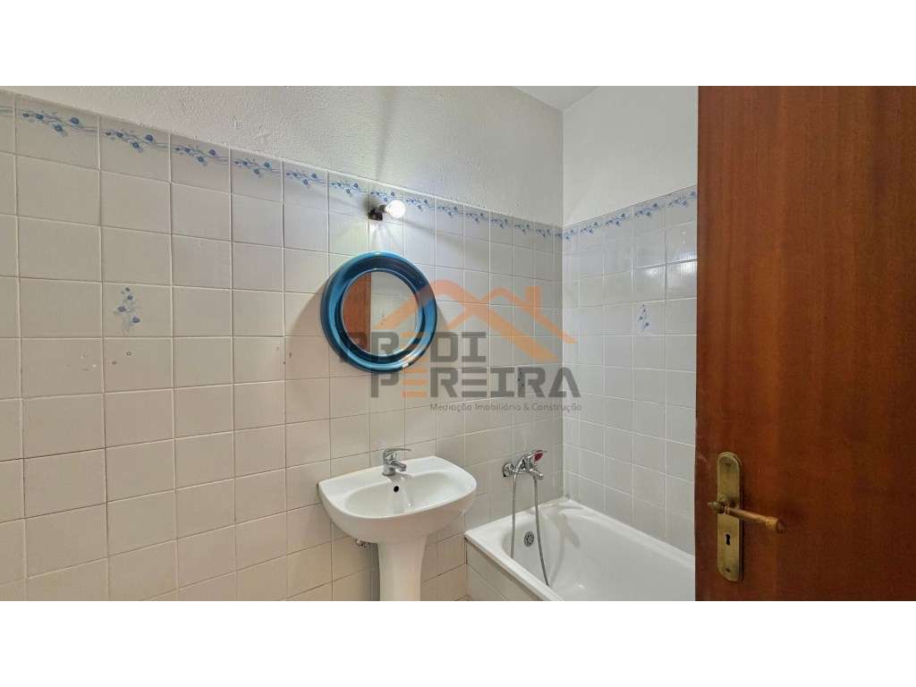 Situado na zona da Torre, em Cascais,, apartamento T2.-20