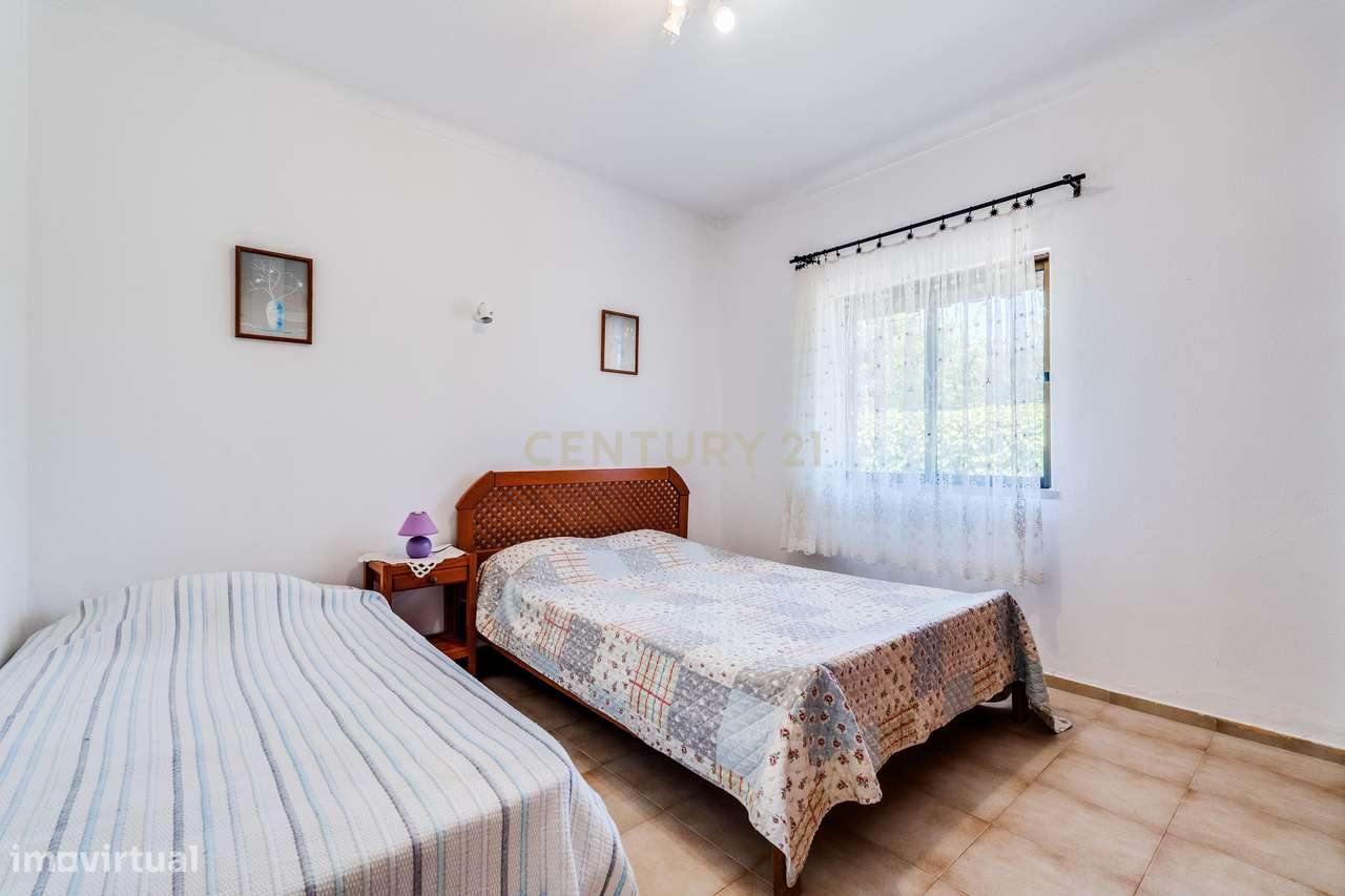 Moradia Bifamiliar T3 + T1 com Piscina  junto aos Campos de Golfe de A-23