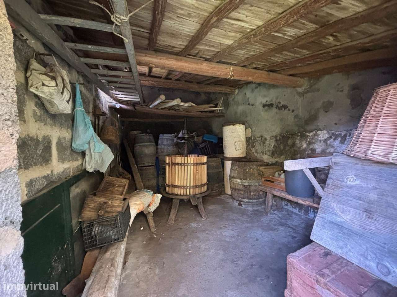 Excelente Oportunidade: Terreno com Adega para Habitação no Centro da-5