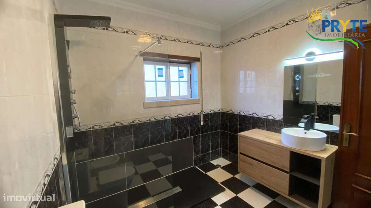 Moradia em Excelentes Condições com Amplo Terreno - Oportunidade Única-20