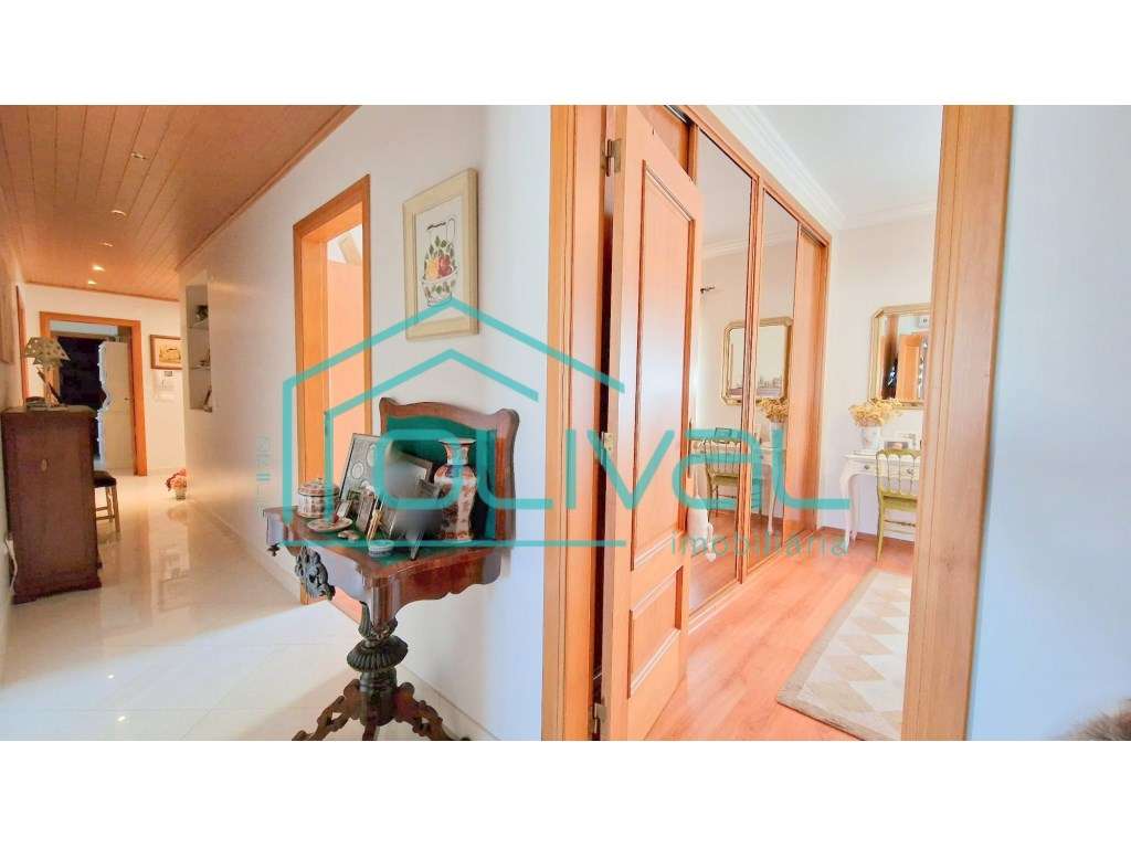 T4 com Arrecadação e Garagem Box no Centro de Benavente - Excelente...-22