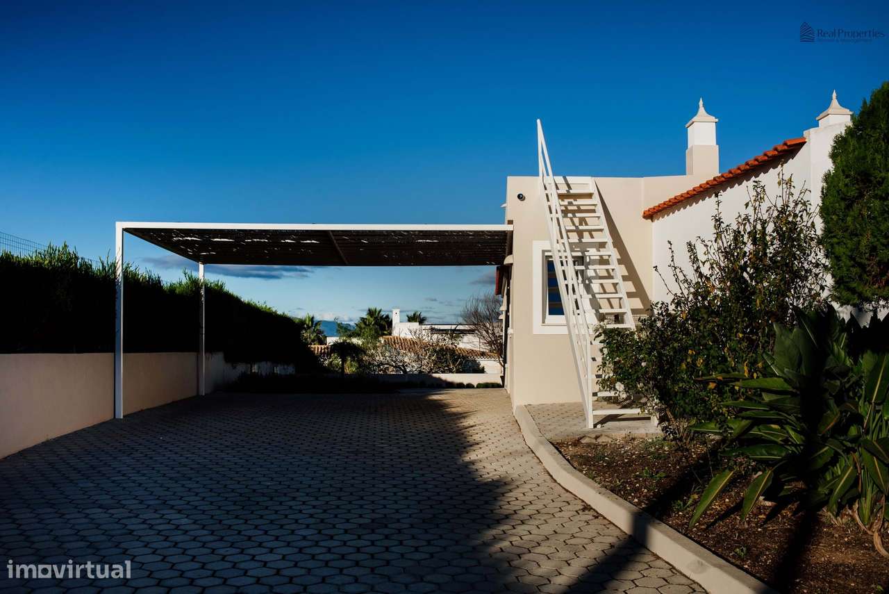 Elegante Moradia T3 Renovada com Vistas Panorâmicas em Alvor-37