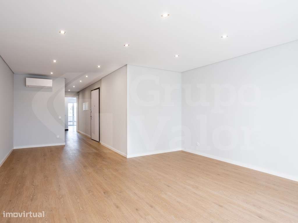 Apartamento T2 Novo com Estacionamento - Parede - R/C E-3