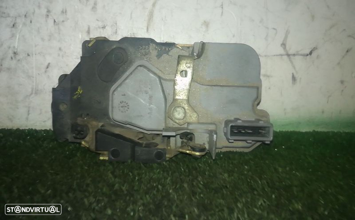 Ficheira Tr Drt Tras Direito Fecho Porta Peugeot 206 Cc (2D) - 1