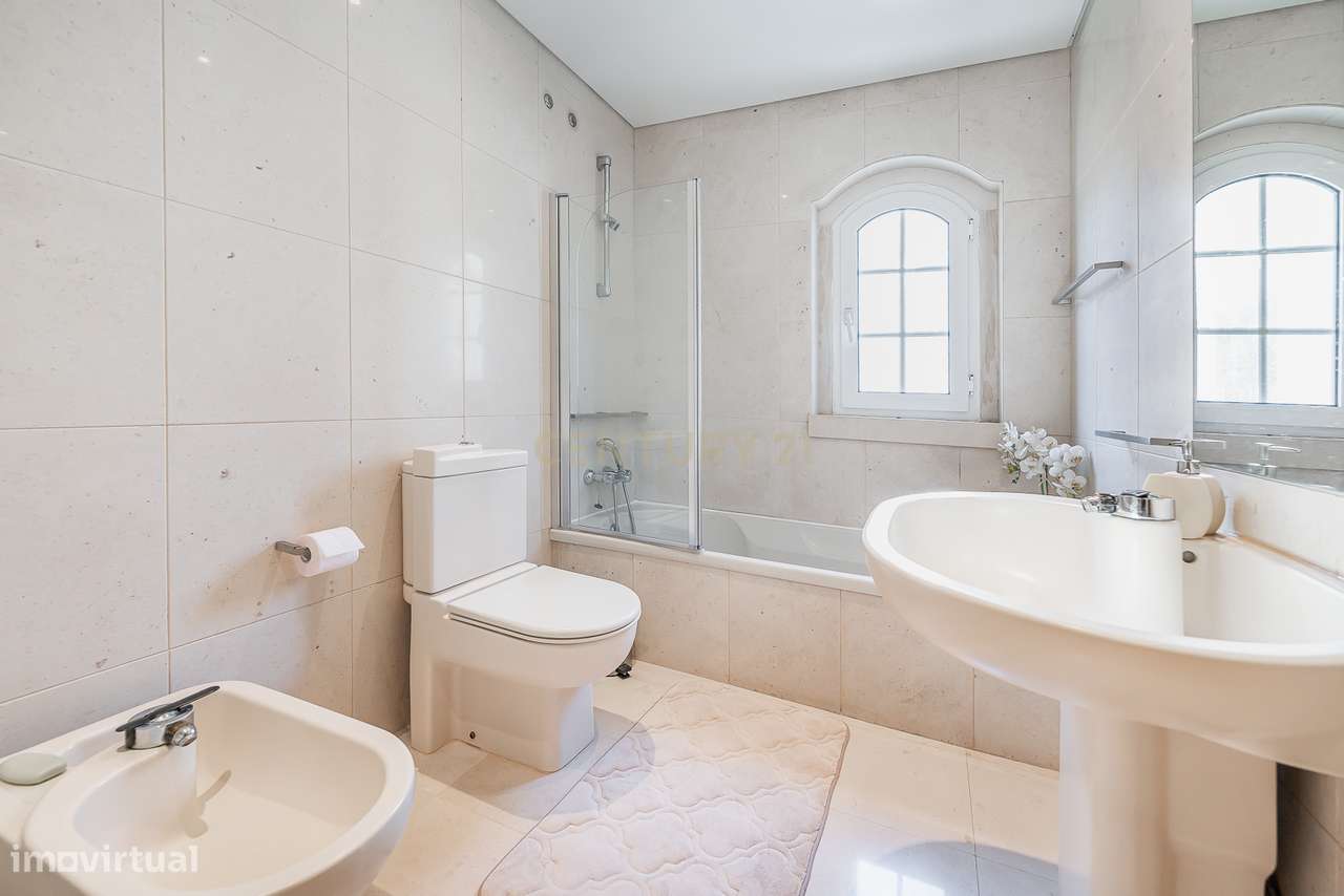 Moradia de Luxo T4 com Piscina e Jardim em Alvalade-27