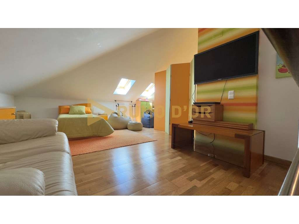 Viva com Conforto! Moradia T4 com Jardim e Espaço Exterior em Alenquer-22