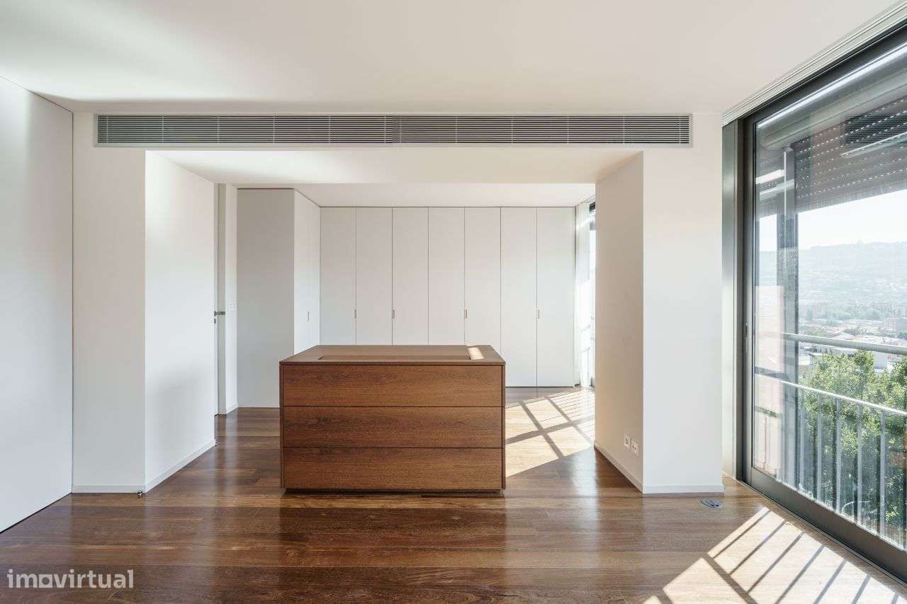 Penthouse Luxuosa com Piscina e Vistas 360º no Coração de Braga-37