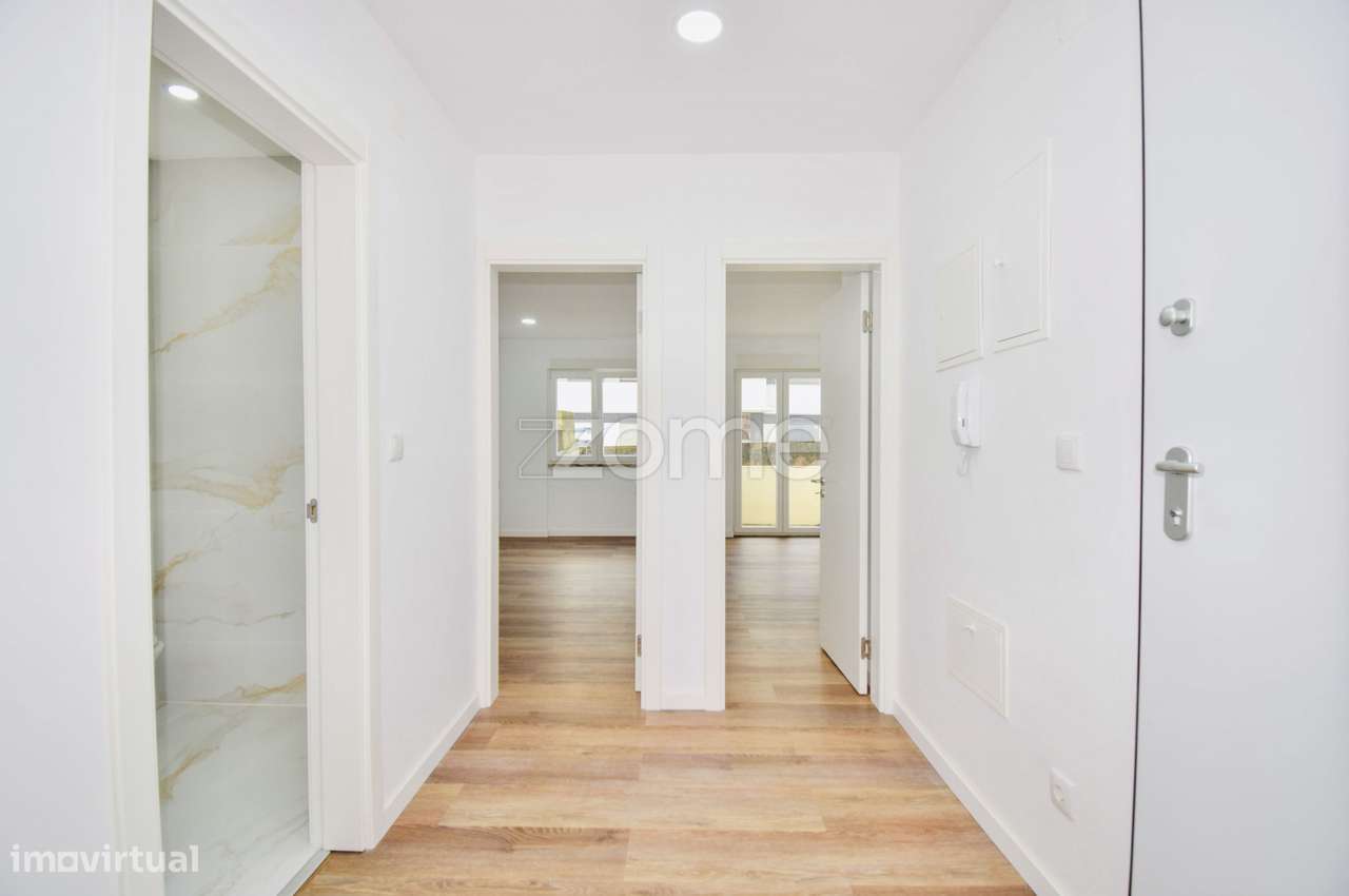 Apartamento T2 Totalmente Renovado em Paio Pires | Seixal-12