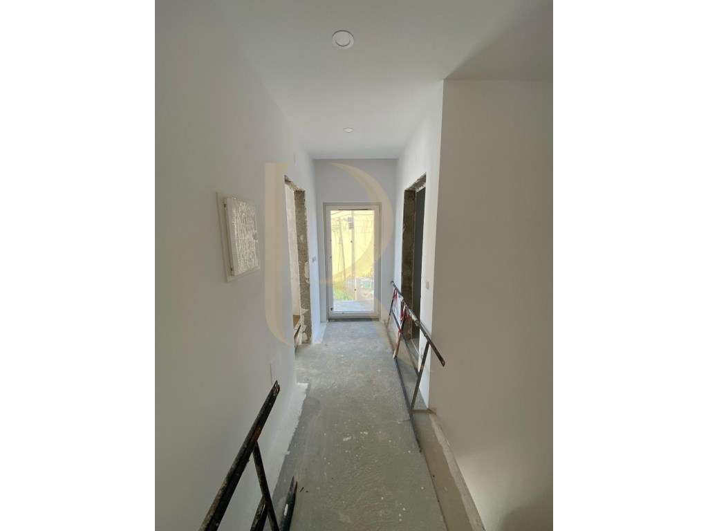 Moradia isolada T4 por terminar na Charneca da Caparica-20