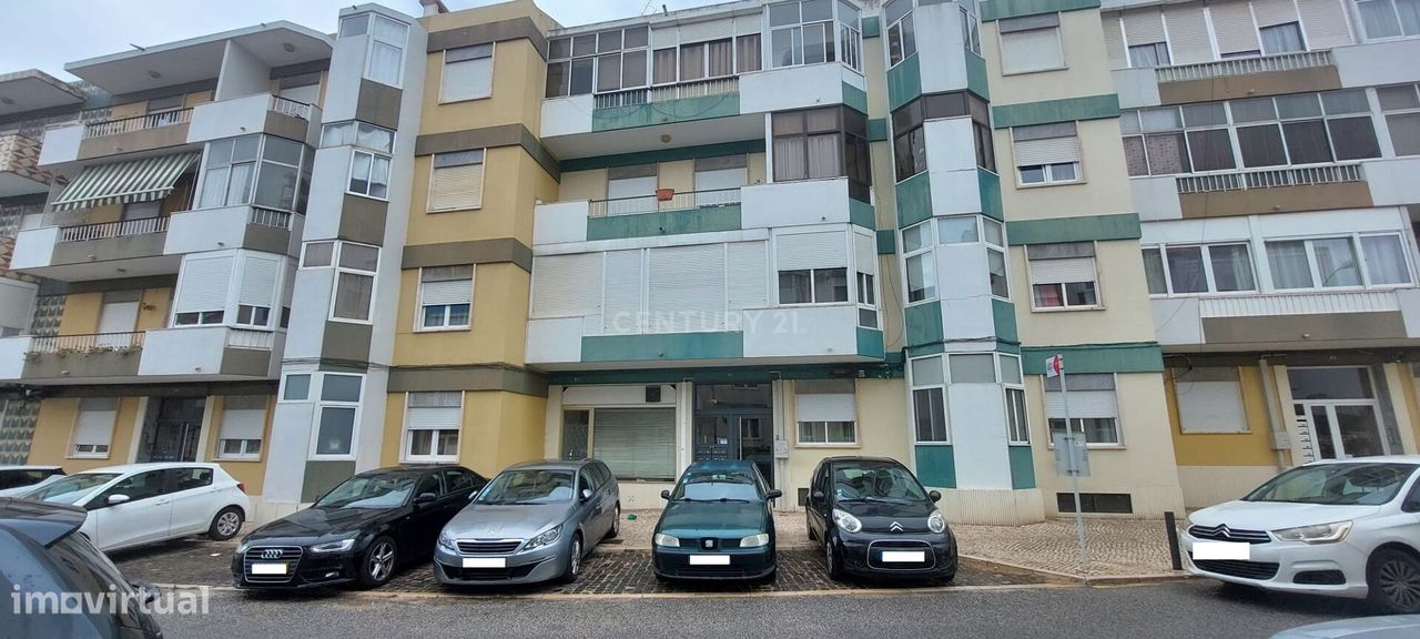 Apartamento T1 com logradouro em Algés