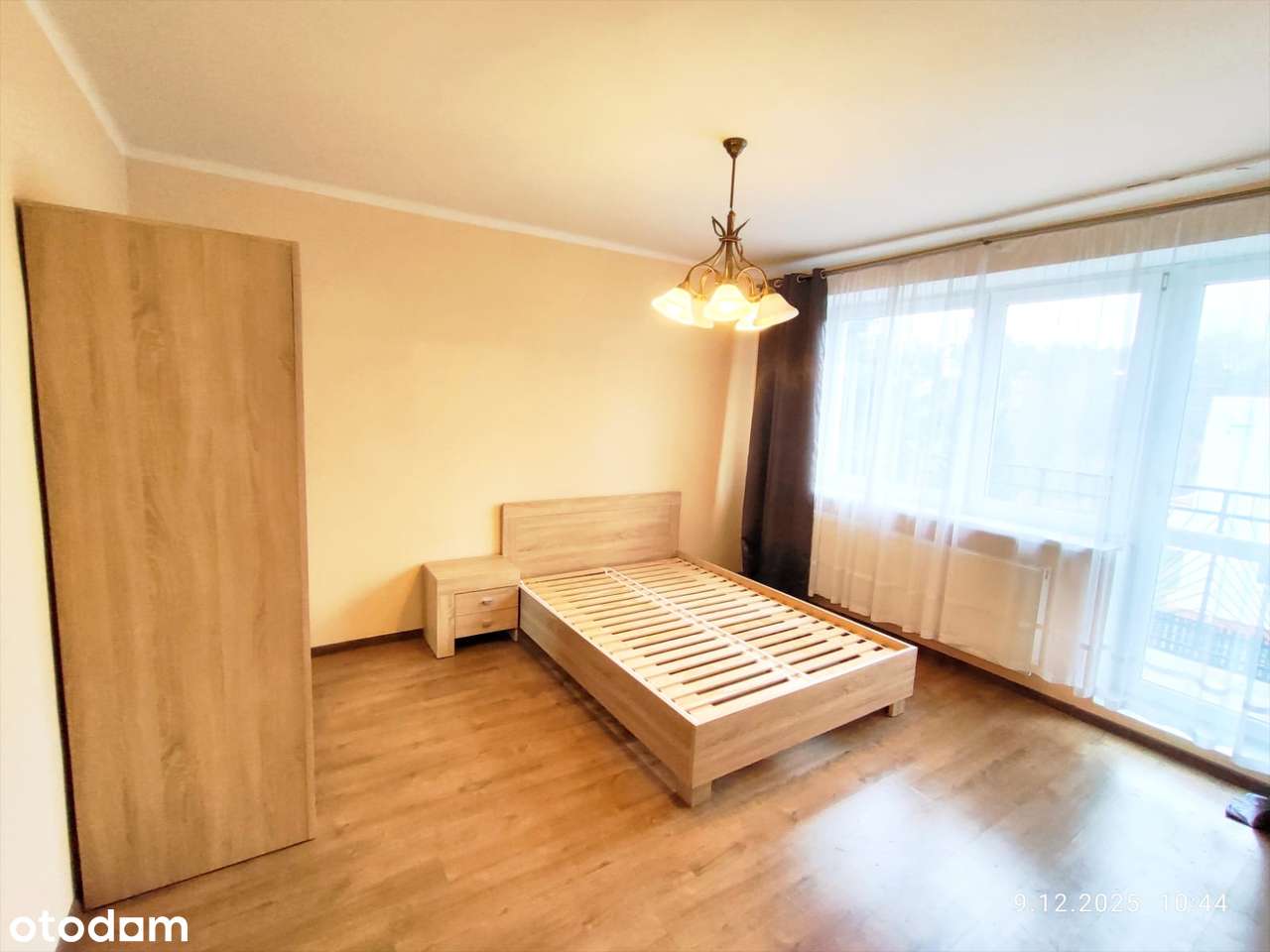 Dom z dwoma niezależnymi mieszkaniami.-4