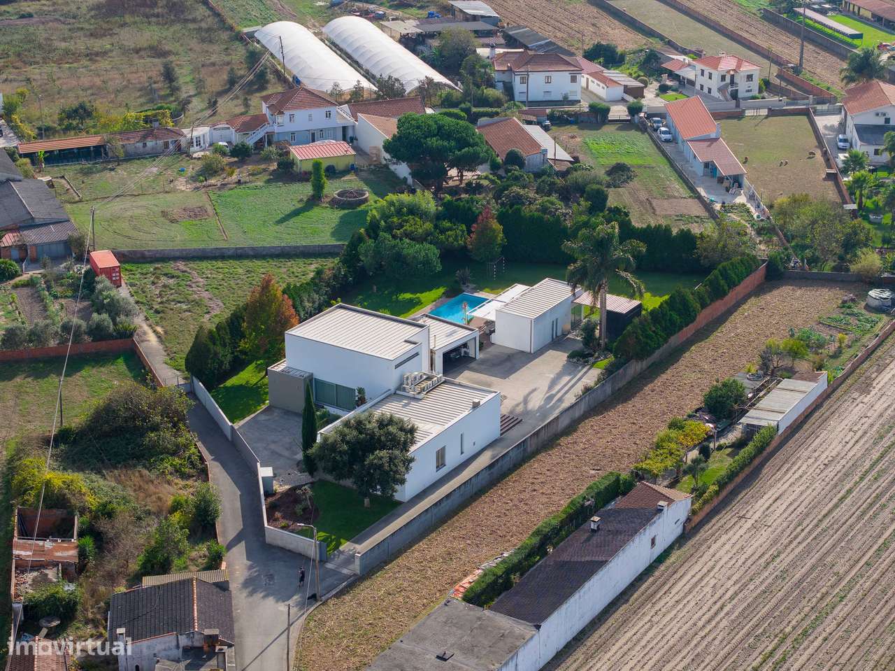 Elegância e Privacidade na Moradia dos Seus Sonhos-47