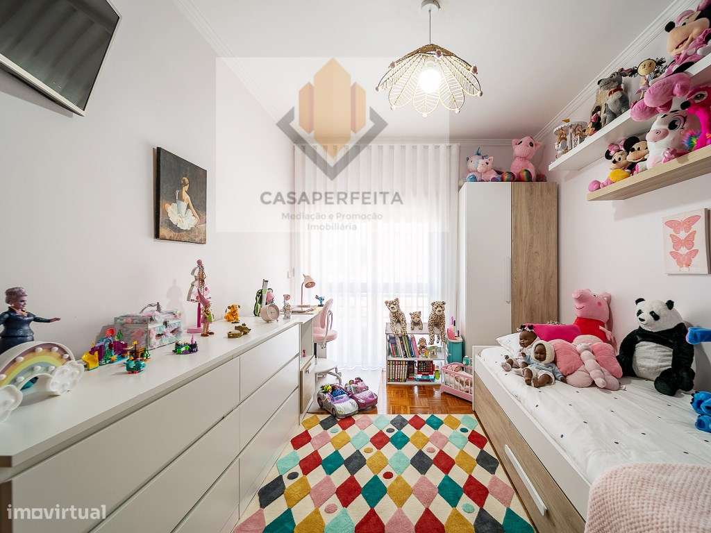 Deslumbrante T2 de 2 Frentes com Varandas e Box - Canelas-22