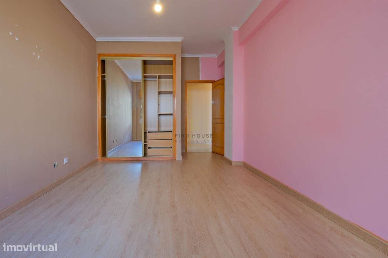 Apartamento T2 com terraço, lugar de garagem e arrecadação em Vale de-14