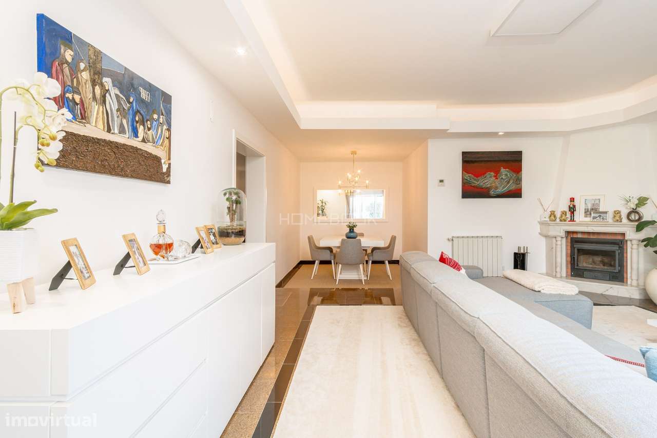 Moradia T5 renovada em condomínio fechado com piscinas, campo de ténis-11