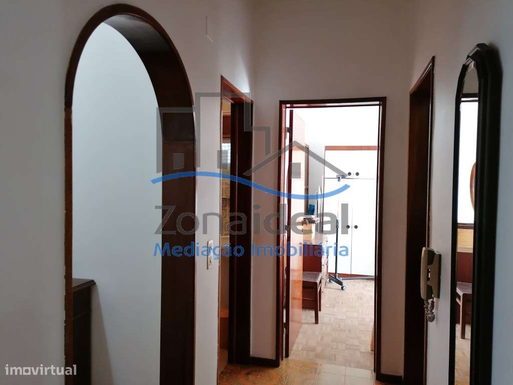 MORADIA COM 2 PISOS , OITO DIVISÕES, GARAGEM E LOGRADOURO - LOCALIZ...-13