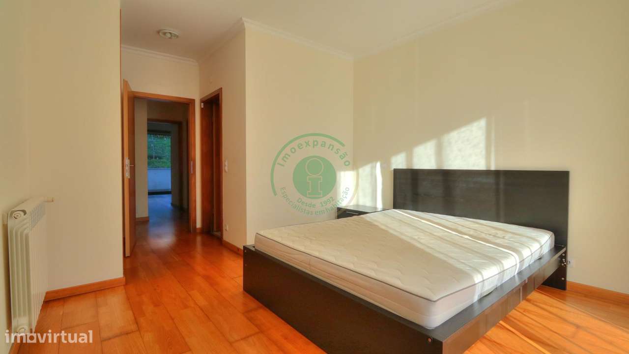 Apartamento T3 com 2 Garagens-12