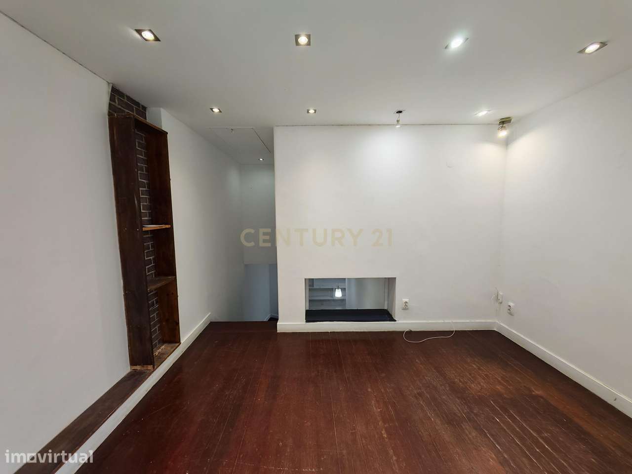 Loja pequena, mas com excelente localização na Av. João XXI a  200 met - Grande imagem: 5/16