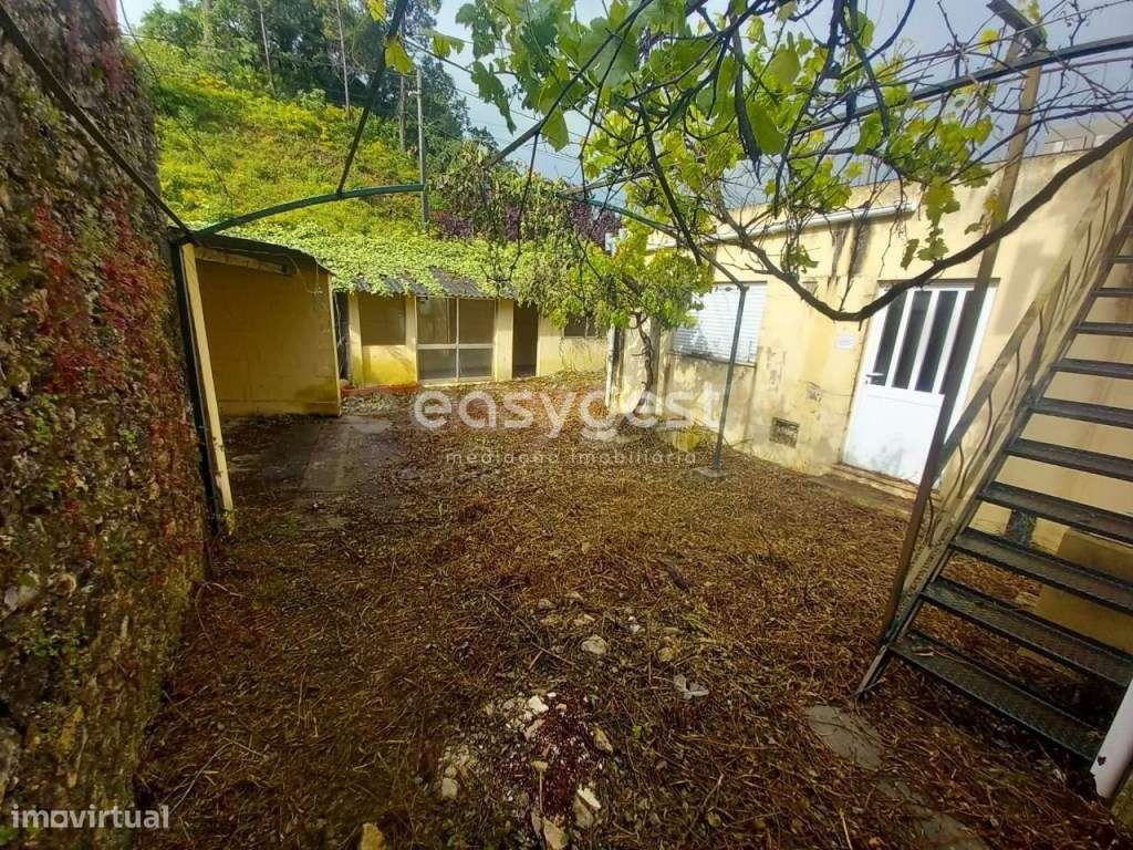 Moradia T3 com logradouro, para recuperar, perto do centro da Maceira - Grande imagem: 3/22