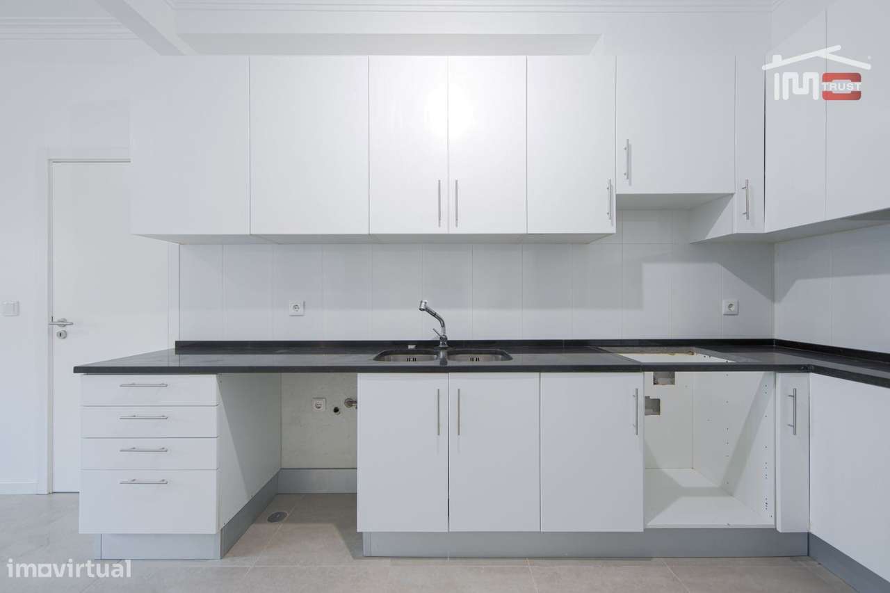 Moradia T4 de Excelência com Box para 4 Viaturas e Ótimos Acessos-9