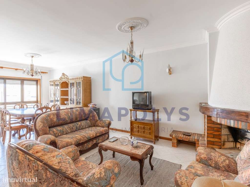 Apartamento T3 com amplas áreas e lugar de garagem-0