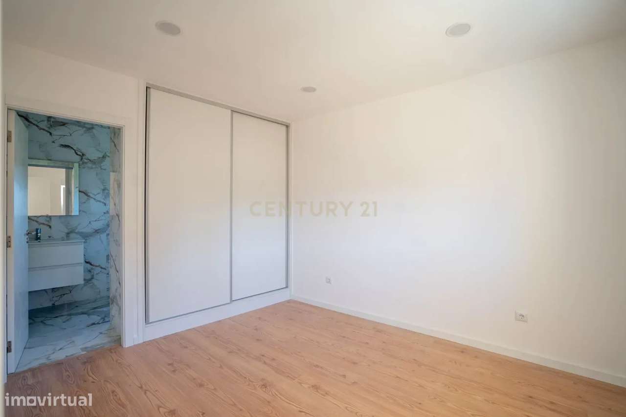 Moradia T3 de dois pisos com terreno totalmente renovada a cinco minut-19