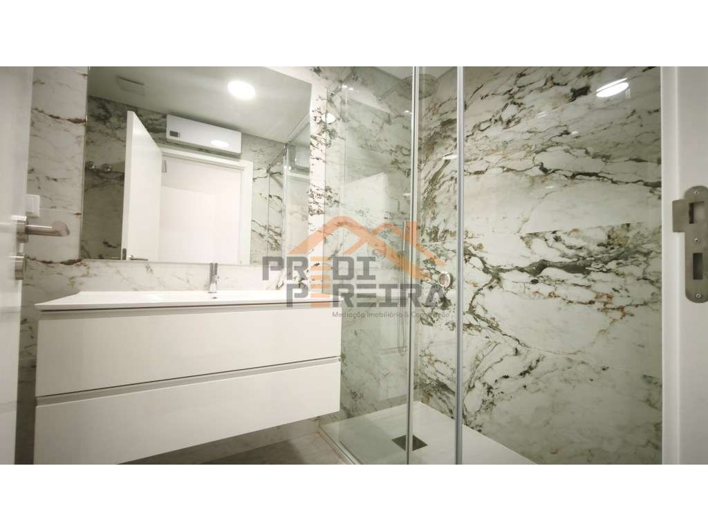 Situado em Caneças, apartamento T4 com duas suites, uma box e um pa...-26