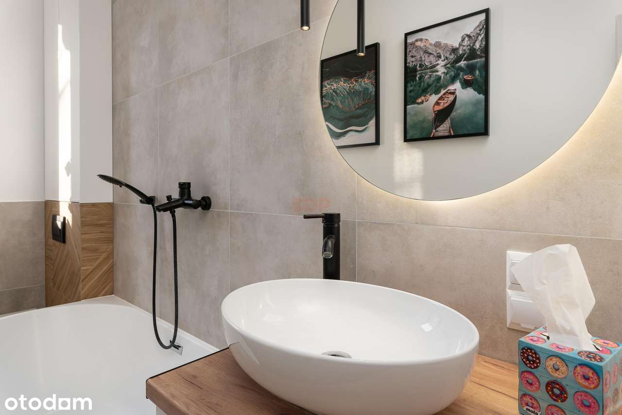 Widok z balkonu na zieleń patio. - Pełny obrazek: 4/9