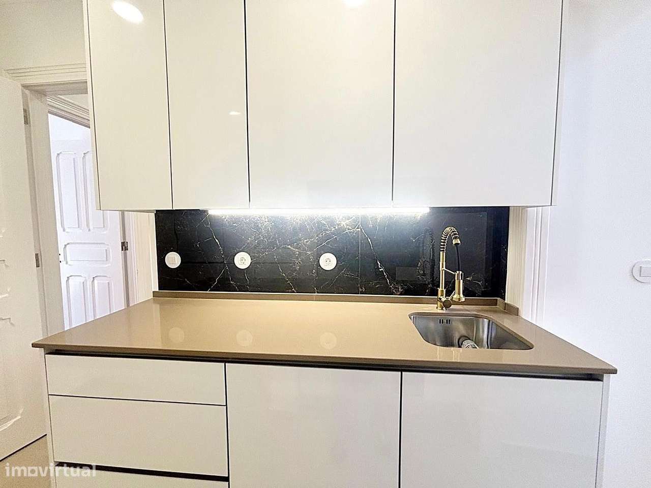 T3 totalmente remodelado com varanda na Av. General Roçadas-5